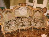un canapé qui se trouve au milieu d'une pièce