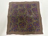 mouchoir de poche à motif paisley marron et bleu sur fond blanc