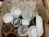 une boîte remplie de verres à vin et de bols vides