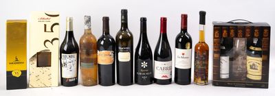 Plusieurs bouteilles de vin sont alignées les unes à côté des autres près d'une boîte