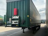 un camion garé sur le côté de la route
