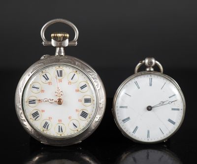 deux horloges posées côte à côte sur une table