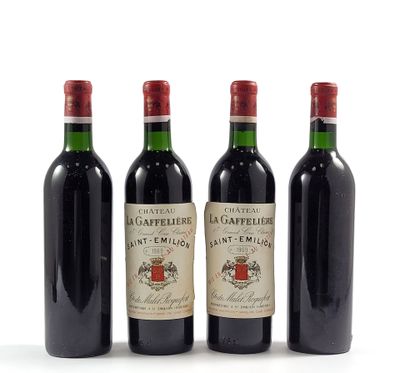 trois bouteilles de vin sont alignées sur une surface blanche