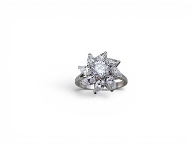 gros plan d'une bague en diamant sur fond blanc