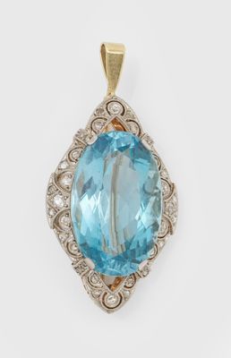 un pendentif composé d'une topaze bleue et de diamants