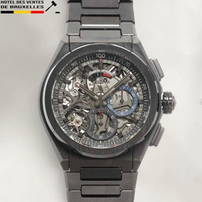 gros plan d'une montre sur une surface blanche