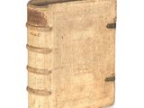 un vieux livre posé sur une table