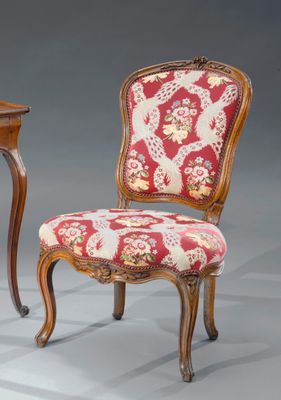 Chaise cabriolet en noyer mouluré sculpté de fleurettes repo… - Photo 1