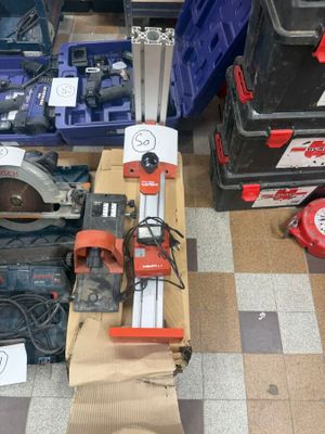 de nombreux outils posés sur le sol de la pièce