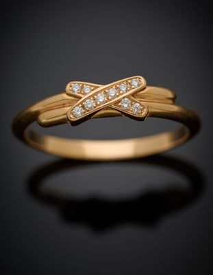une bague en or avec des diamants sur fond noir