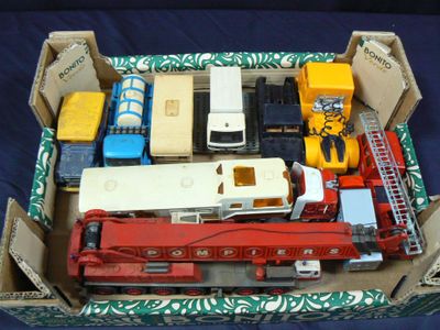 une boîte contenant tout un tas de petits trains