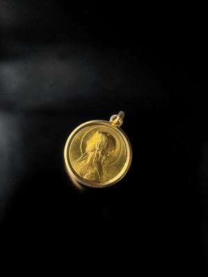 gros plan d'une pièce d'or portant un visage de femme