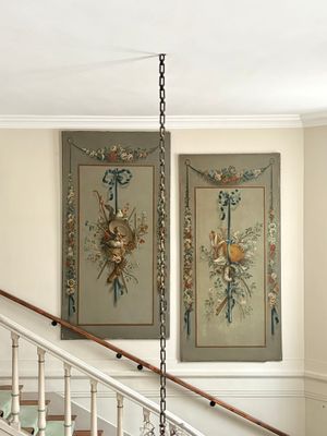 deux tableaux accrochés au mur au-dessus de l'escalier