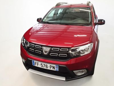 l'avant d'une Dacia rouge garée dans une pièce blanche