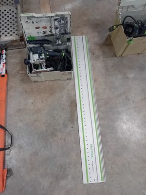 une machine posée sur le sol à côté d'une boîte