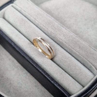 une bague dans un écrin contenant une bague