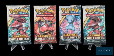 trois paquets de cartes à collectionner Pokémon empilés les uns sur les autres