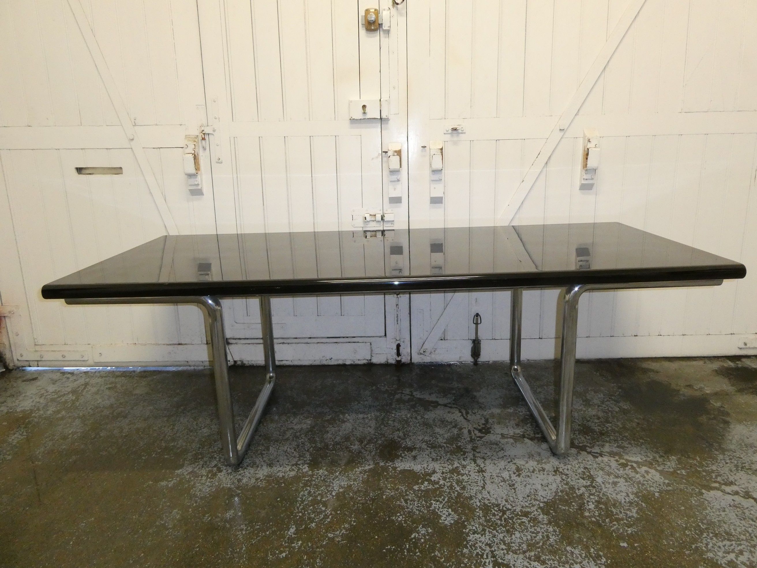 CASTELLI - Bureau modèle "LC" en bois laqué et piétement en …