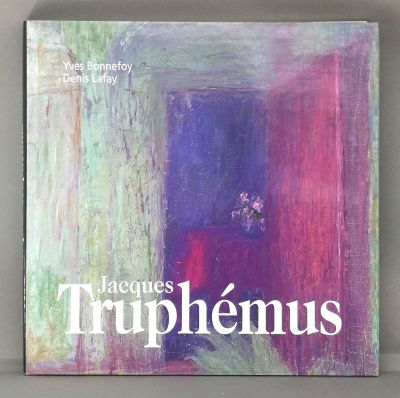 La couverture du livre de Jacques Trophenus est exposée sur une étagère