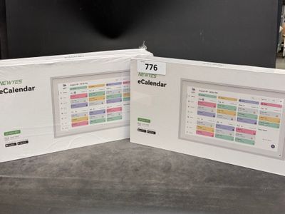 deux boîtes blanches ornées de calendriers, posées sur une table