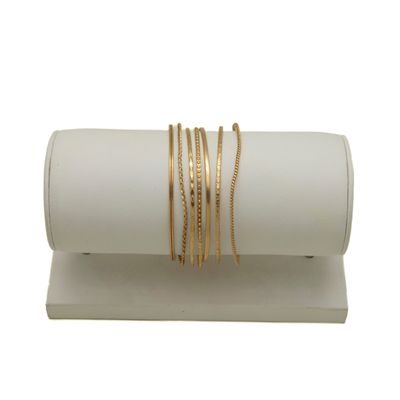 des bracelets posés sur un présentoir blanc, sur fond blanc