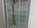 une photo d'une vitrine en verre dans une pièce
