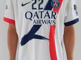 Cet homme porte une chemise blanche ornée d'un motif rouge, bleu et blanc.