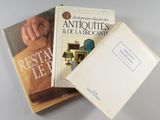 trois livres sont empilés sur une table