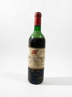 une bouteille de vin posée sur une table