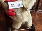 un ours en peluche assis sur une table