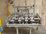 l'image d'une machine qui travaille sur une feuille de papier