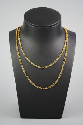 un collier à chaîne en or sur un présentoir à mannequin