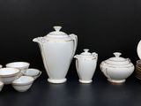 beaucoup de vaisselle et de tasses blanches sur la table
