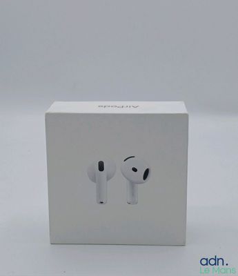 Une pomme et des AirPods se trouvent dans une boîte blanche posée sur une surface blanche