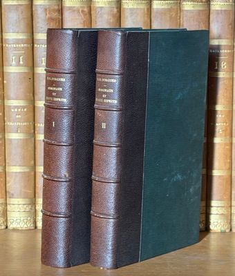 deux livres posés sur une étagère devant une bibliothèque