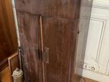une armoire en bois surmontée d'une lampe