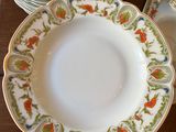 many plates that are stacked on top of each other
