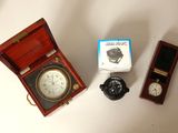 une petite boîte en bois contenant une horloge et une montre