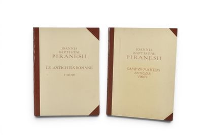 deux livres sont posés l'un sur l'autre sur une surface blanche
