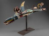 une sculpture d'oiseau en bois posée sur un socle en métal