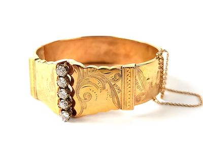 une image représentant un bracelet en or entouré d'une chaîne