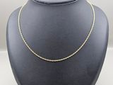 un collier à chaîne en or sur un présentoir à mannequin