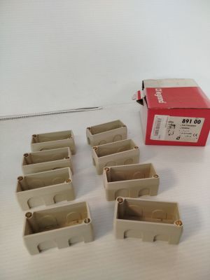 une boîte remplie de boîtes vides posée sur une table à côté d'une boîte remplie de boîtes vides