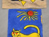 deux tableaux représentant un chat et un poisson posés sur une table