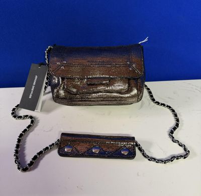 un gros plan d'un sac à main posé sur une table, avec une chaîne