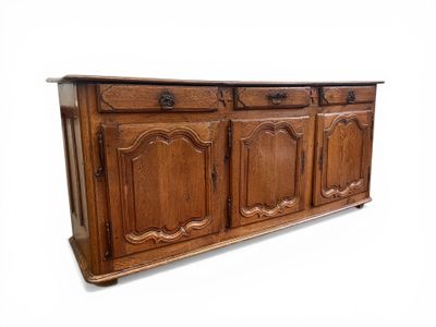 BUFFET ENFILADE en chêne mouluré ouvrant à trois tiroirs et …
