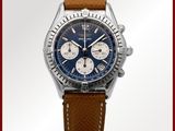un gros plan d'une montre avec un bracelet marron sur fond blanc