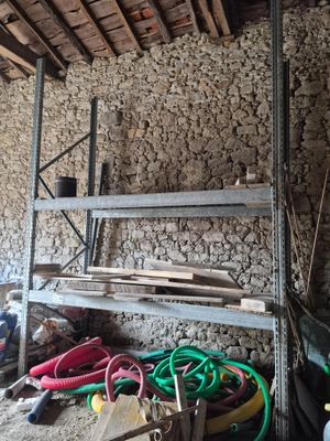 une pièce où il y a tout un tas d'outils par terre