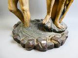 une statue représentant un homme et une femme se tenant la main