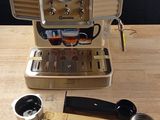 une machine à café posée sur une table en bois